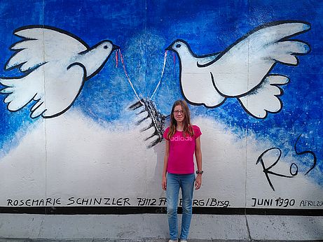 Amira vor einem der Kunstwerke
