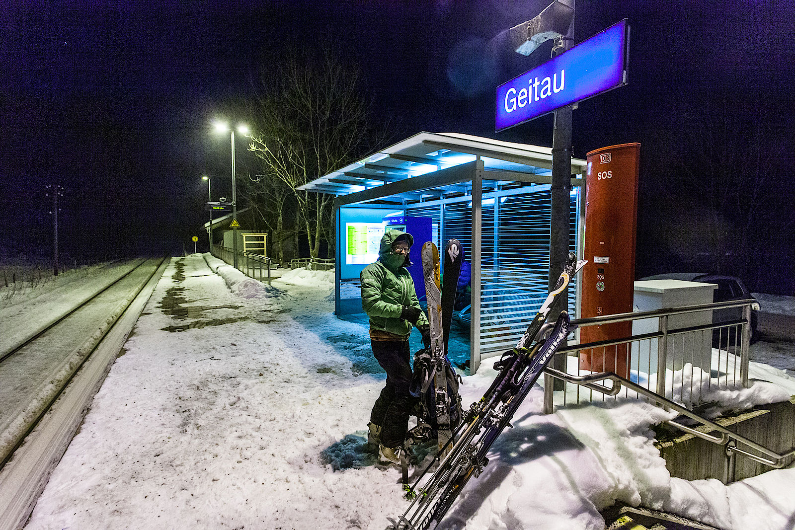 Ende einer Skidurchquerung der Bayerischen Voralpen am Bahnhof in Geitau