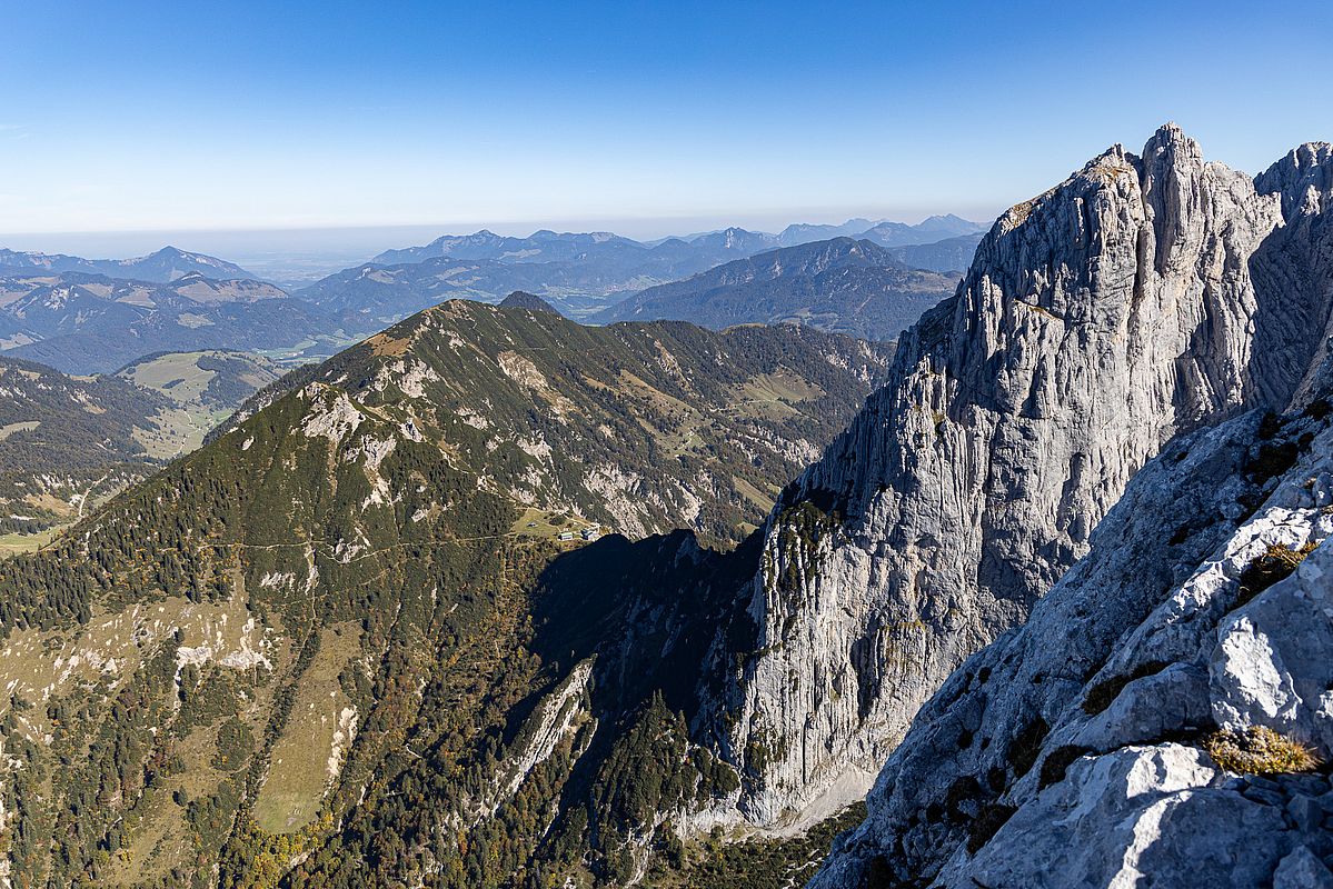 Vom Gipfel Blick nach Osten zum Totenkirchl und zum Stripsenjochhaus