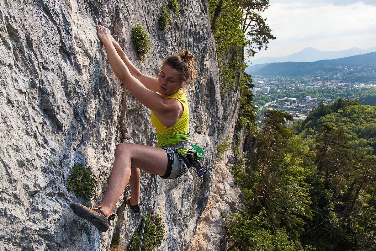 Jule klettert den Agerriss (7+)