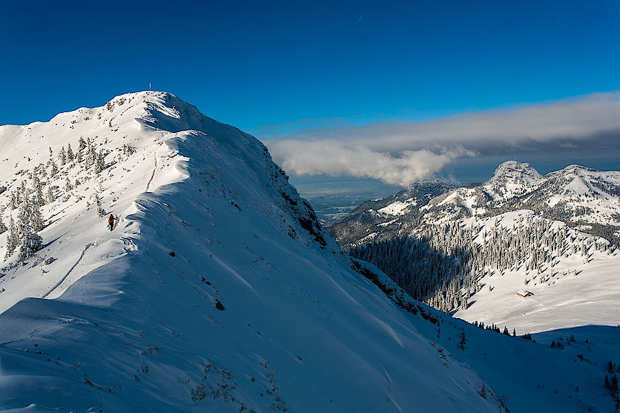 Die letzten Meter zum Gipfel. Rechts im Hintergrund der Wendelstein 