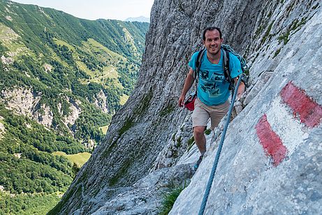 Im Schatten der Steinernen Rinne marschieren wir zum Einstieg. Im Schatten der Steinernen Rinne marschieren wir zum Einstieg.