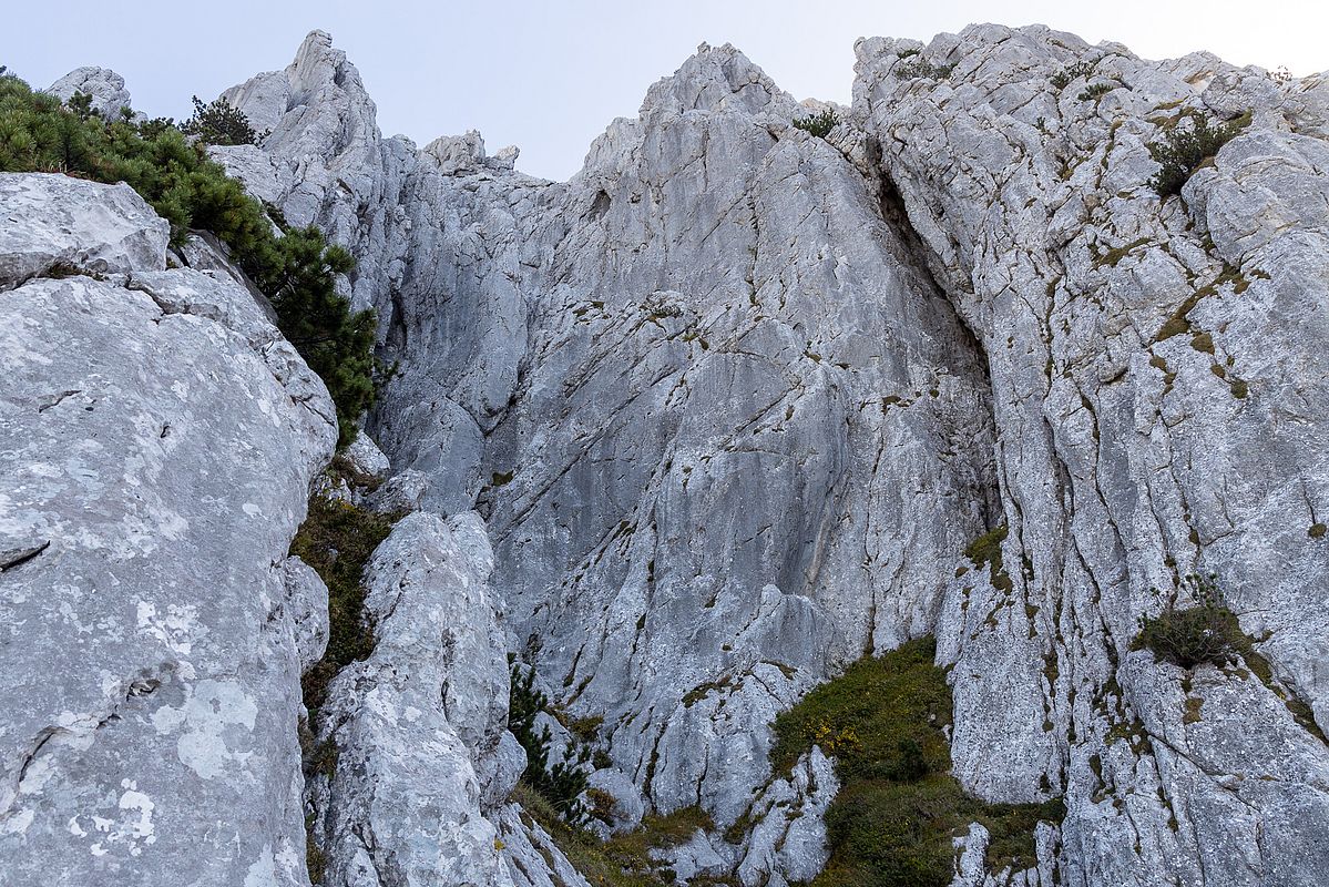 Blick auf die Schlüsselpassage. Rechts der Leixlkamin, von dem die Rampe des Merzbacherwegs links aufwärts zieht