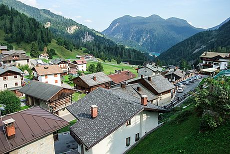 Der Ort Sauris di Sotto erinnert an ein Südtiroler Bergdorf Der Ort Sauris di Sotto erinnert an ein Südtiroler Bergdorf