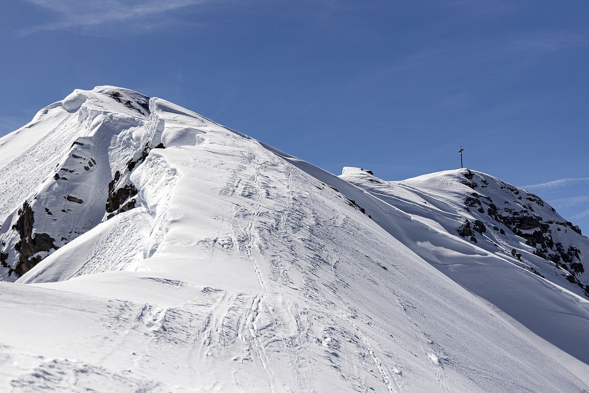 Am Übergang zum Gipfel sollte man etwas Respektabstand vor den Wechten halten