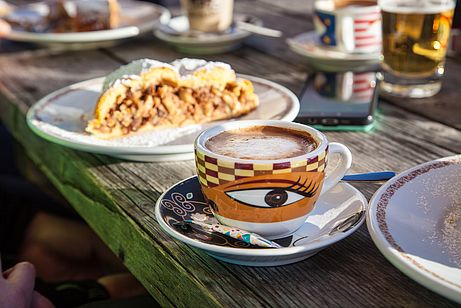 Nicht nur Kaffee und Apfelstrudel sind auf der Enzianhütte vorzüglich. Nicht nur Kaffee und Apfelstrudel sind auf der Enzianhütte vorzüglich.