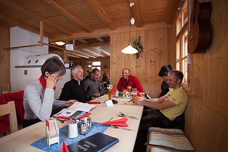 In der gemütlichen Gaststube der Johannishütte In der gemütlichen Gaststube der Johannishütte am Großvenediger