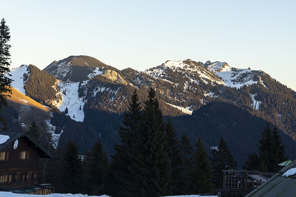 Blick in Richtung Rotwand - auch hier ist die Schneelage schon dürftig.