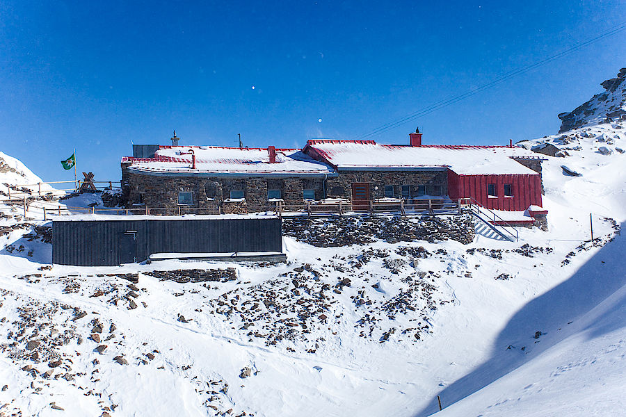 Die Glungezerhütte kurz unterhalb des Gipfels. 