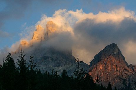 Mystische Stimmung im Bereich der Malga Civerthage mit Blick auf Cima delle Madonna und Sass Maor. Mystische Stimmung im Bereich der Malga Civerthage mit Blick auf Cima delle Madonna und Sass Maor.