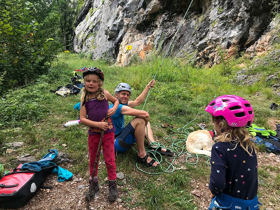 Wenn die Kinder klettermotiviert sind, wird man meist nur als Sicherungspersonal gebraucht Wenn die Kinder klettermotiviert sind, wird man meist nur als Sicherungspersonal gebraucht