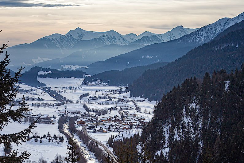 Blick auf den Talschluss des Ridnauntales mit dem Hoteldorf Maiern Blick auf den Talschluss des Ridnauntales mit dem Hoteldorf Maiern