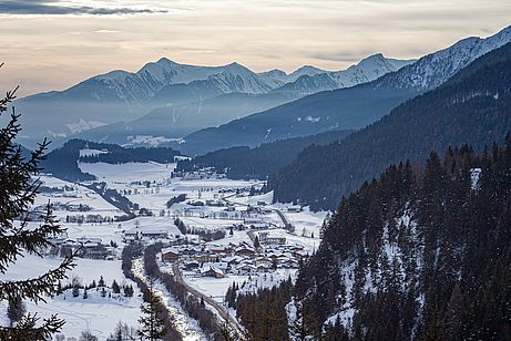 Blick auf den Talschluss des Ridnauntales mit dem Hoteldorf Maiern Blick auf den Talschluss des Ridnauntales mit dem Hoteldorf Maiern