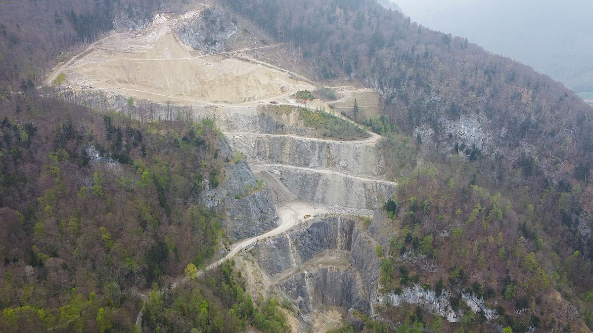 Luftbild vom derzeitigen Ausmaß des Steinbruchs
