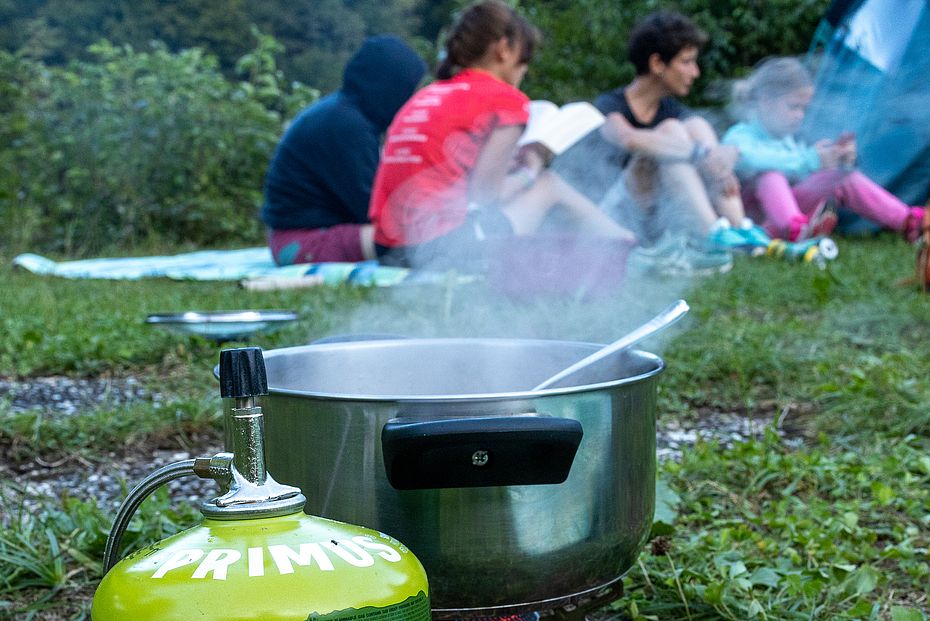 Bei Mehrtagestouren sollte ein Kocher nicht fehlen Bei Mehrtagestouren sollte ein Kocher nicht fehlen