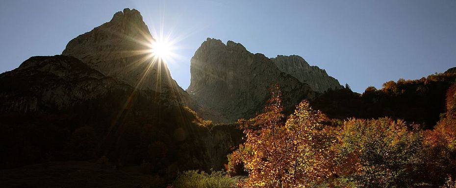 Die Ostwand der Fleischbank von der Griesner Alm aus aufgenommen. Die Ostwand der Fleischbank von der Griesner Alm aus aufgenommen.