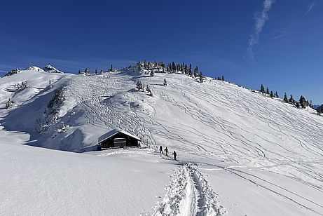 An der Schnittlauchmoosalm geht es über den letzten Hang hinauf zum Tanzeck