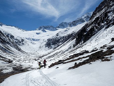 Querung des Stausees mit Blick in den Talschluss am Schlegeis Querung des Stausees mit Blick in den Talschluss am Schlegeis