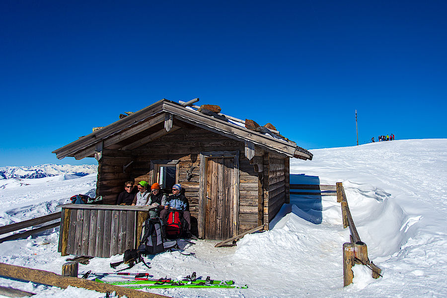 Gemütliche Gipfelrast an der Biwakhütte 