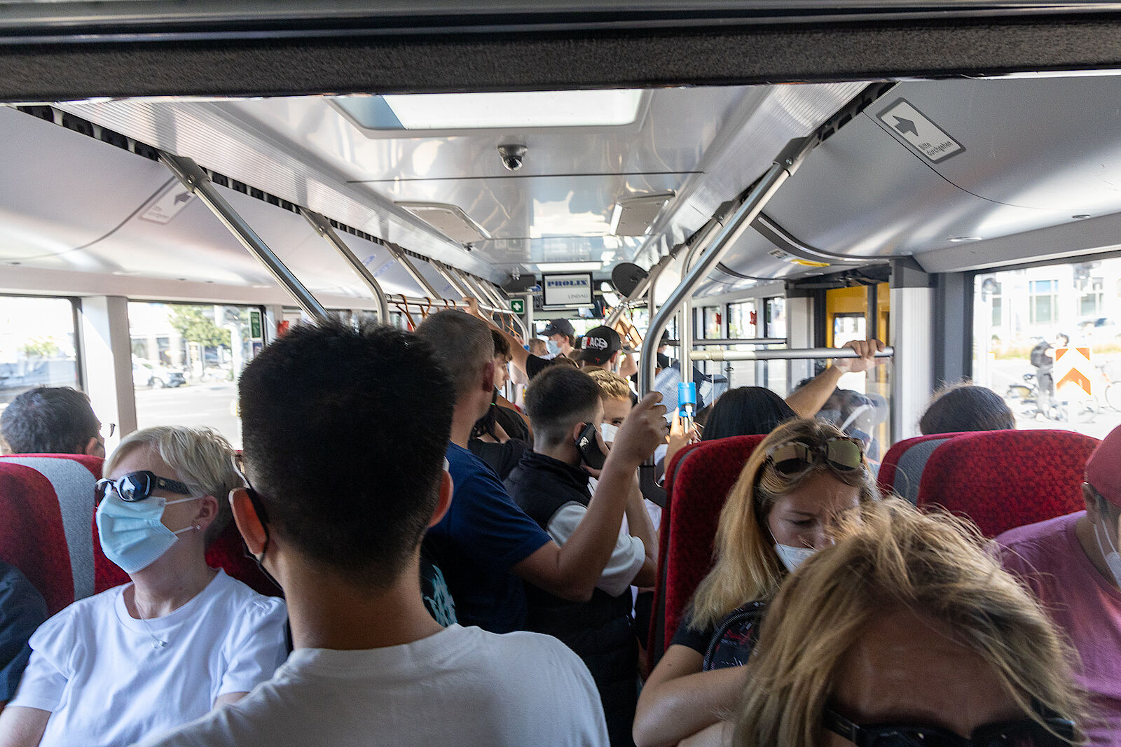 Gut gefüllter Bus des Schienen-Ersatzverkehrs zwischen Garmisch und Oberau