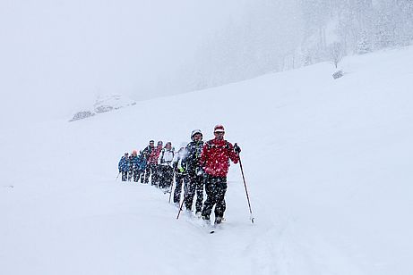 Gerade bei Skitouren gibt es eigentlich kein schlechtes Wetter - umso mehr aber die falsche Bekleidung. Gerade bei Skitouren gibt es eigentlich kein schlechtes Wetter - umso mehr aber die falsche Bekleidung.