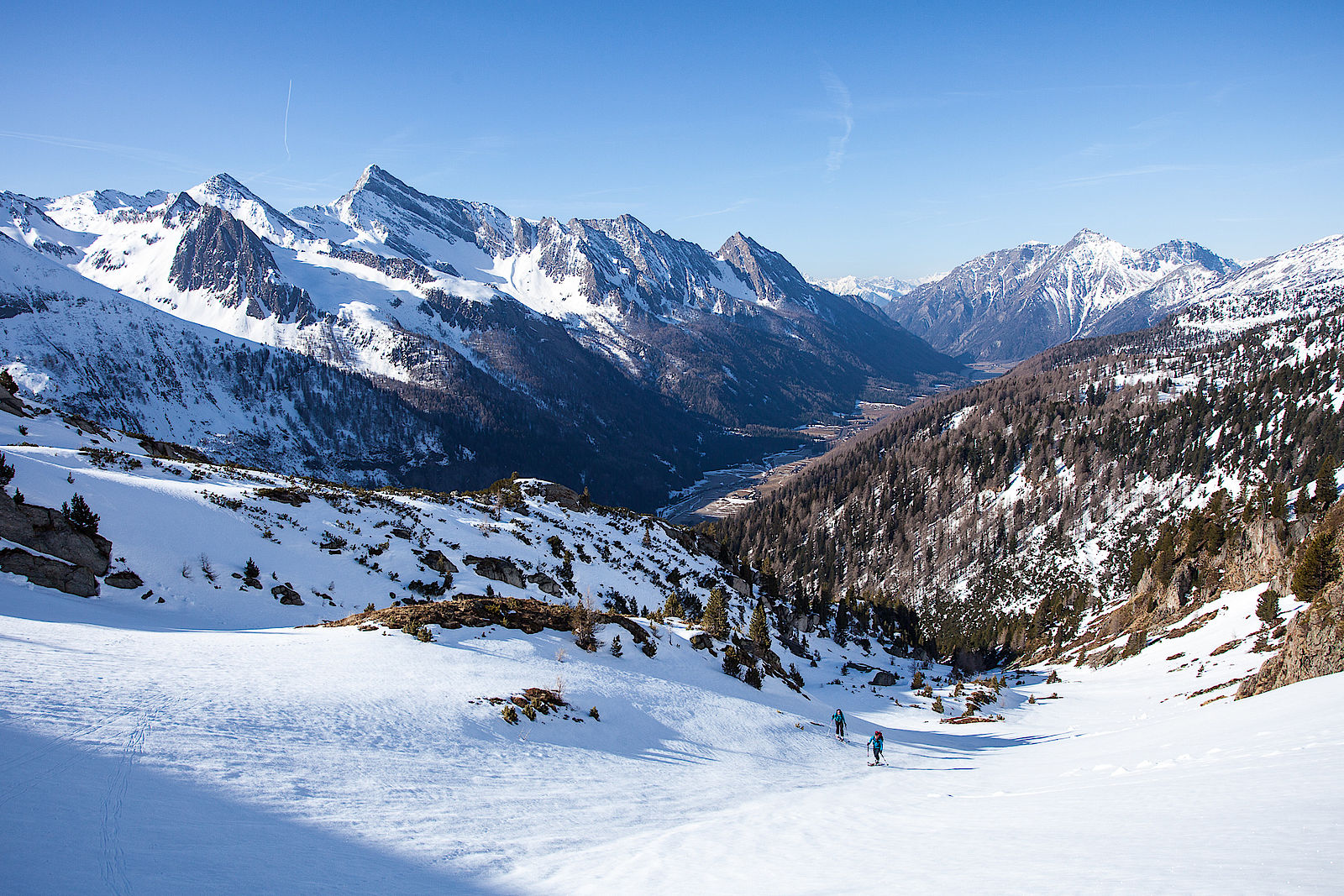 Beim Aufstieg zum Pfischer Joch streift der Blick talauswärts. Links Felbespitze und Grabspitze