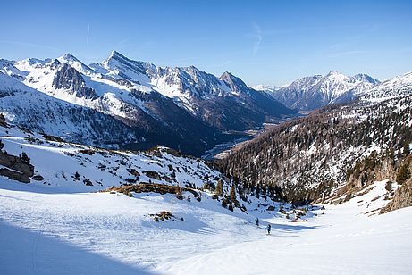 Beim Aufstieg zum Pfischer Joch streift der Blick talauswärts. Links Felbespitze und Grabspitze Beim Aufstieg zum Pfischer Joch streift der Blick talauswärts. Links Felbespitze und Grabspitze