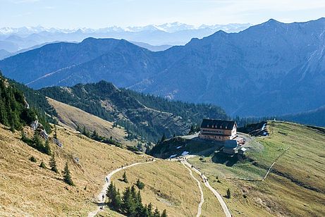 Blick über das Rotwandhaus zum Alpenhauptkamm. Blick über das Rotwandhaus zum Alpenhauptkamm.