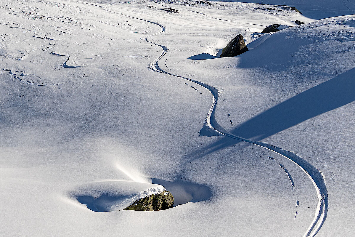 In den Mulden liegt hier auch schon schöner Pulverschnee