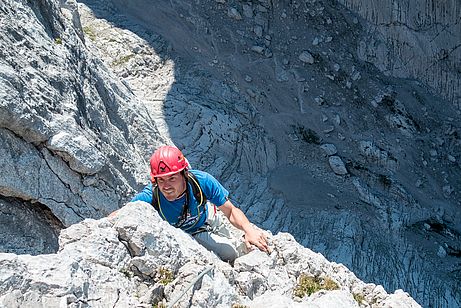 Genusskletterei hoch über der Steinernen Rinne in der 7. Seillänge Genusskletterei hoch über der Steinernen Rinne in der 7. Seillänge