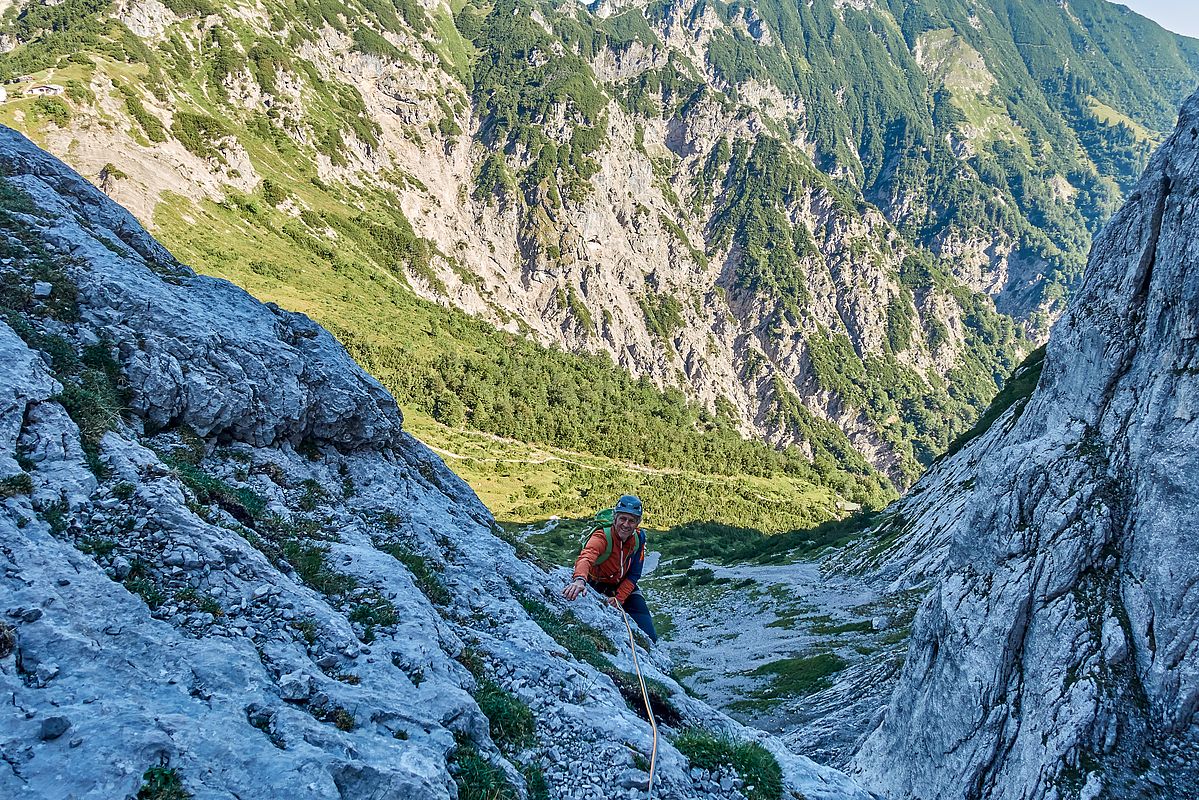 Nach den steilen Einstiegslängen legt sich das Gelände deutlich zurück