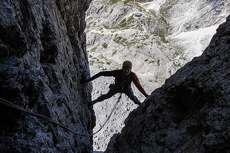Kaminkletterei wie aus dem Lehrbuch im Buhlriss - hoch über der Pradidalihütte Kaminkletterei wie aus dem Lehrbuch im Buhlriss - hoch über der Pradidalihütte