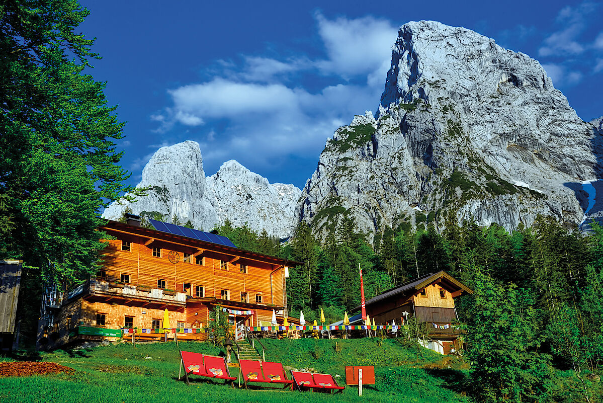 Mächtig überragen Totenkirchl und Kleine Halt das Hans-Berger-Haus im Kaisertal 