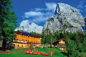 Mächtig überragen Totenkirchl und Kleine Halt das Hans-Berger-Haus im Kaisertal 
