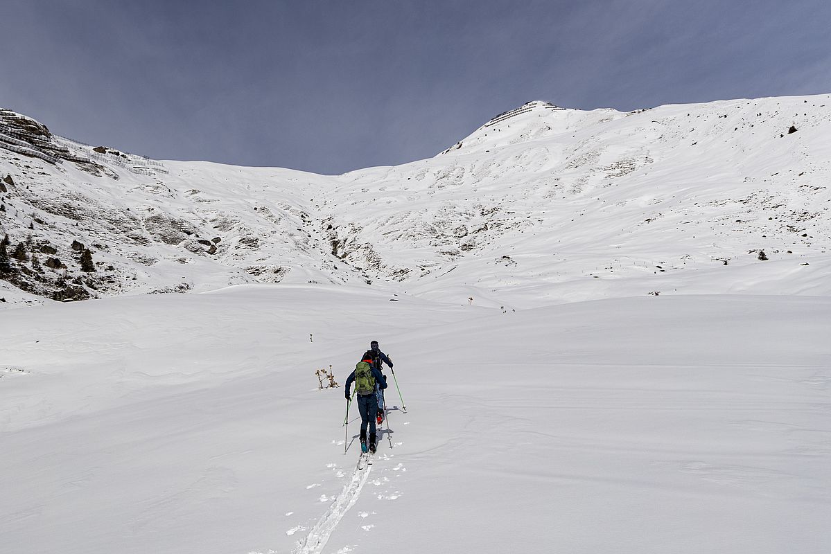 Der steile Südhang im Mittelteil hat nur wenig Schnee, geht aber besser als er aussieht