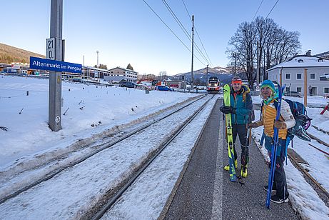 Am Bahnhof Altenmarkt fährt unser Zug ein und bringt uns nach Hause Am Bahnhof Altenmarkt fährt unser Zug ein und bringt uns nach Hause