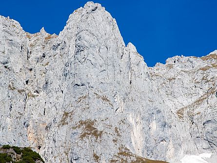 Der Waxensteiner Turm im Wilden Kaiser mit seiner Südwand Die massive Südwand des Waxensteiner Turmes im Wilden Kaiser.
