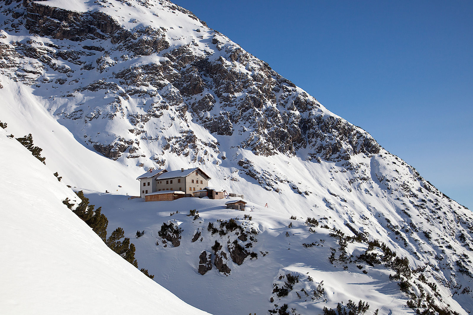 Die wunderschön gelegene Steinseehütte.