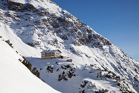 Die wunderschön gelegene Steinseehütte. Die wunderschön gelegene Steinseehütte.