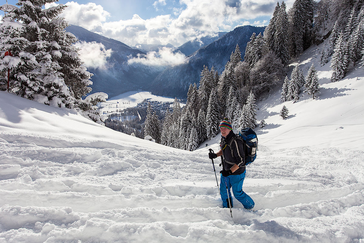 Herrliches Winterwetter und Tiefblick auf den Bayrischzeller Talkessel von der Siglalm.