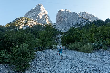Eine der wenigen kurzen Schotterpassage, wo wir die Knie entlasten können. Eine der wenigen kurzen Schotterpassage, wo wir die Knie entlasten können.