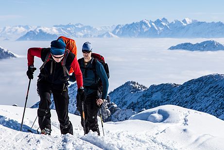 Die letzten Meter zum Gipfel hoch über dem Nebelmeer Die letzten Meter zum Gipfel hoch über dem Nebelmeer