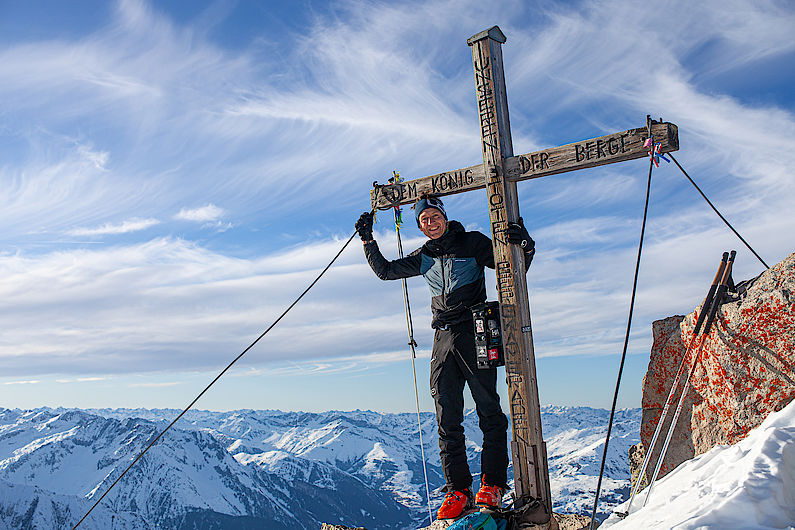 Ziel erreicht - Gipfelkreuz der Ahornspitze