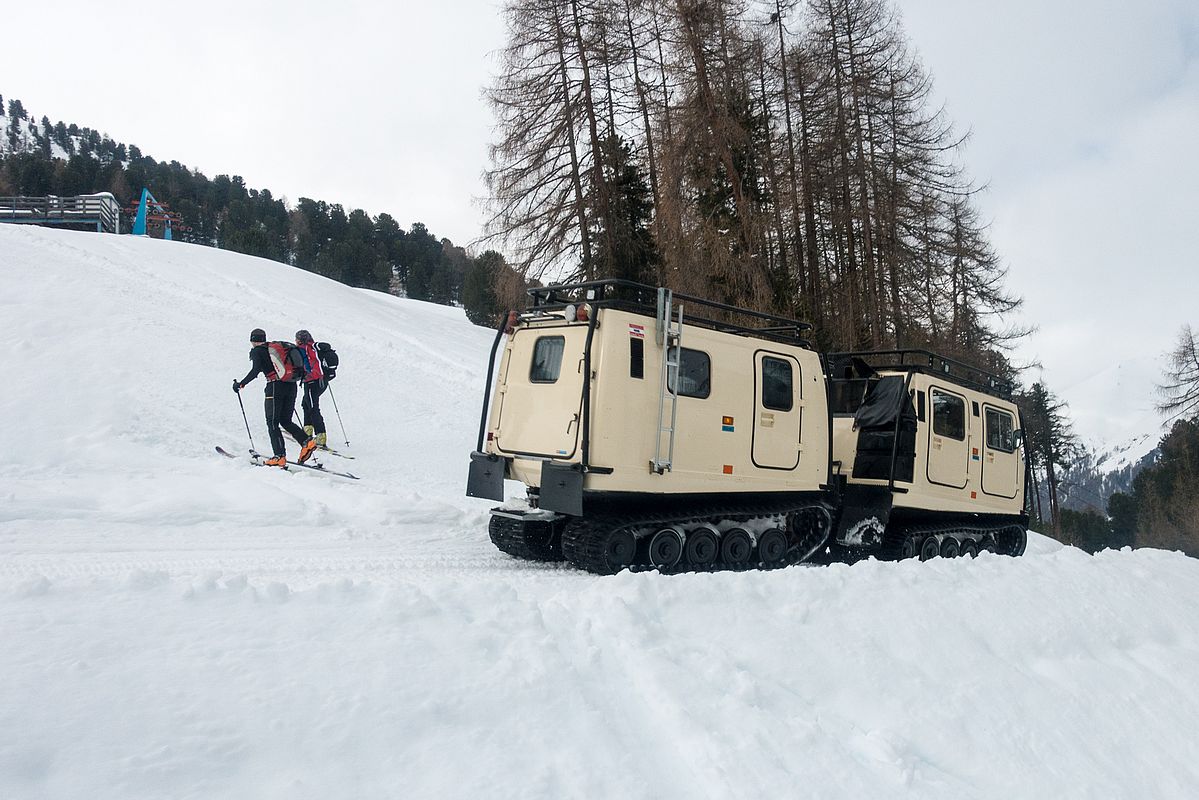 Aufstieg über die Skipiste nach Maseben - im Bild das Hüttenshuttle