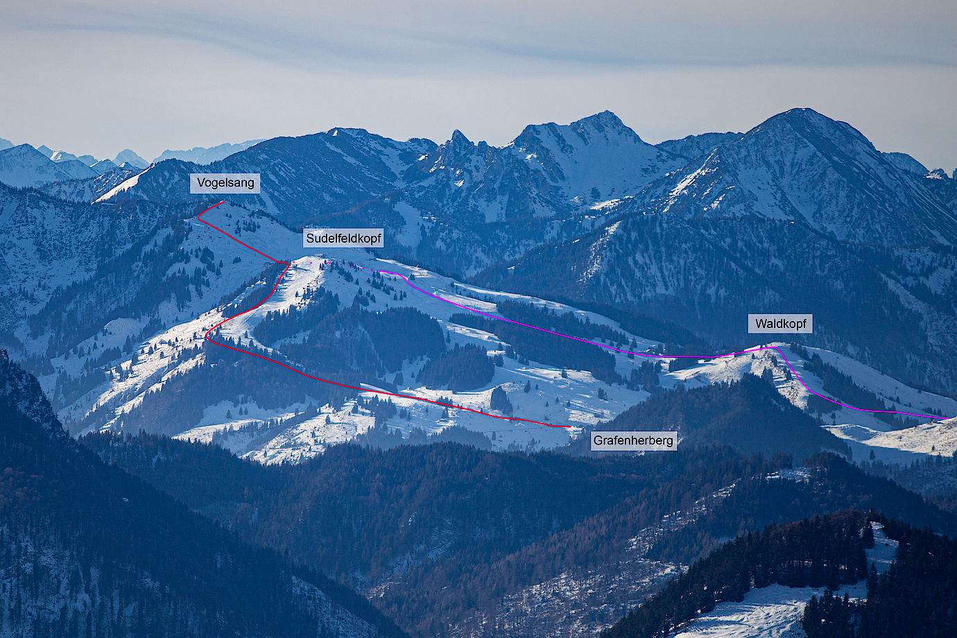 Rot ist die Skitourenroute, violett die Variante vor Öffnung des Skibetriebs