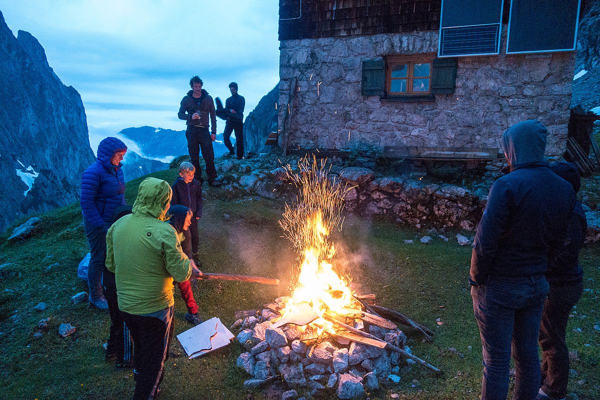 An der Pflaumhütte ließen wir uns das Sonnwendfeuer vom Nieselregen jedoch nicht nehmen