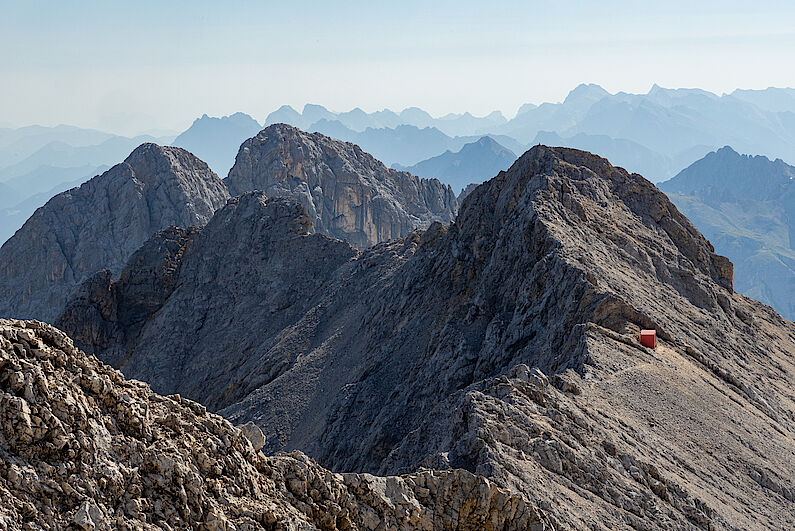 Blick zurück auf den ersten Gratteil mit Biwakschachtel