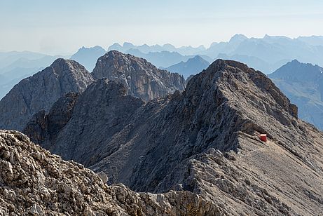 Blick zurück auf den ersten Gratteil mit Biwakschachtel Blick zurück auf den ersten Gratteil mit Biwakschachtel