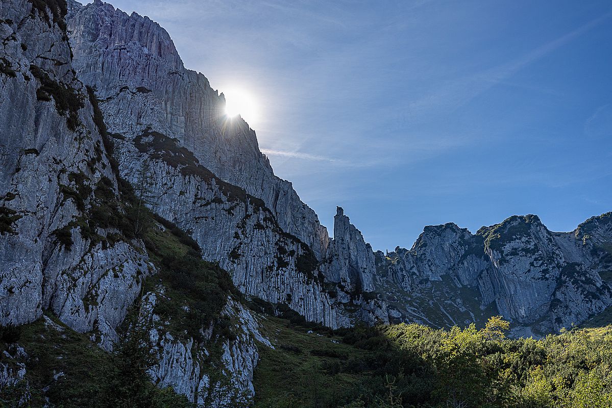 Mit etwas Abstand von den Wänden steht man noch in der Sonne
