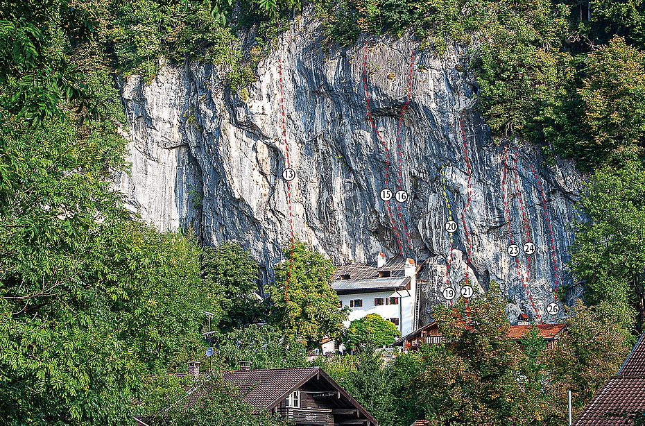 Gasthaus mit der Weberwand. Einige Routen sind zur groben Orientierung eingezeichent